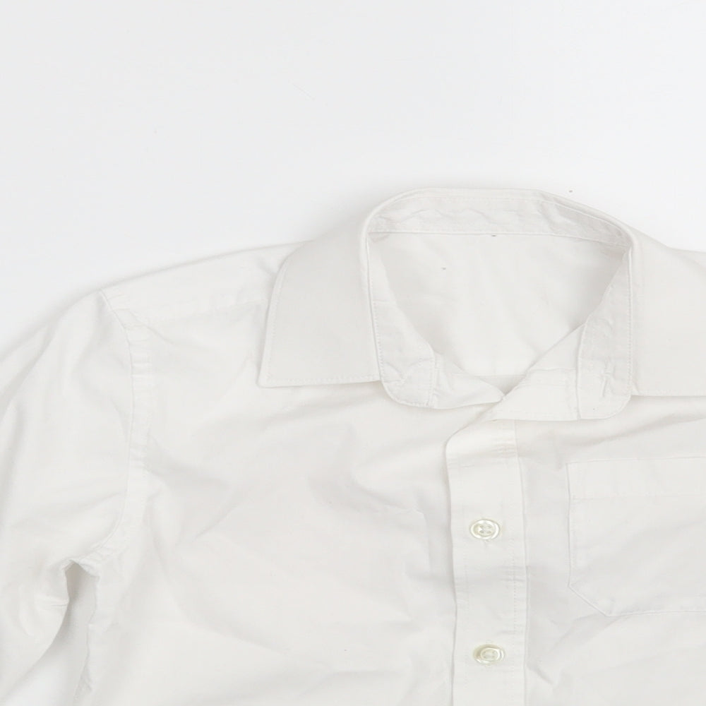 Close-up detail of F&F boys’ white polyester basic button-up, size 5-6, years collared button