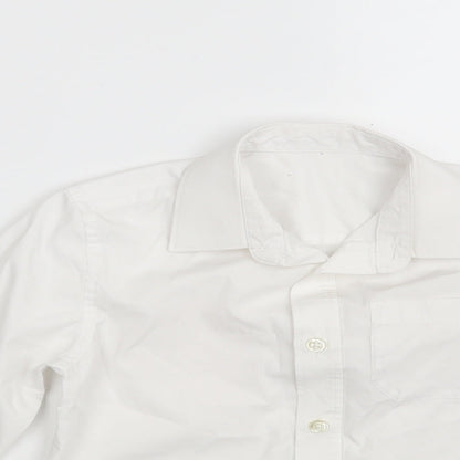 Close-up detail of F&F boys’ white polyester basic button-up, size 5-6, years collared button