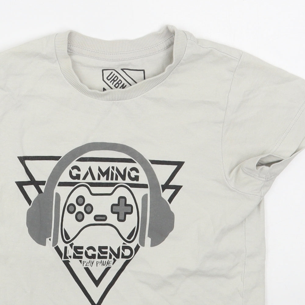 Close-up detail of Matalan boys’ white 100% cotton basic t-shirt, size 6, years round neck pullover