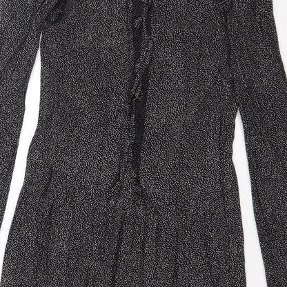 H&M Womens Black Geometric Viscose Trapeze & Swing Size 6 Round Neck Button