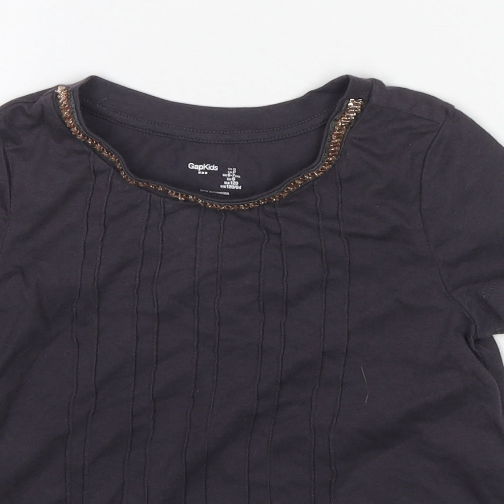 Close-up detail of Gap girls’ grey cotton basic t-shirt, size 6-7, years round neck pullover