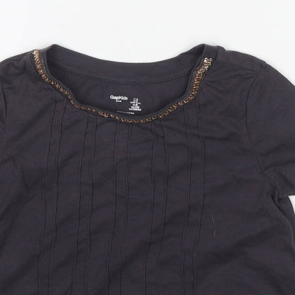 Close-up detail of Gap girls’ grey cotton basic t-shirt, size 6-7, years round neck pullover