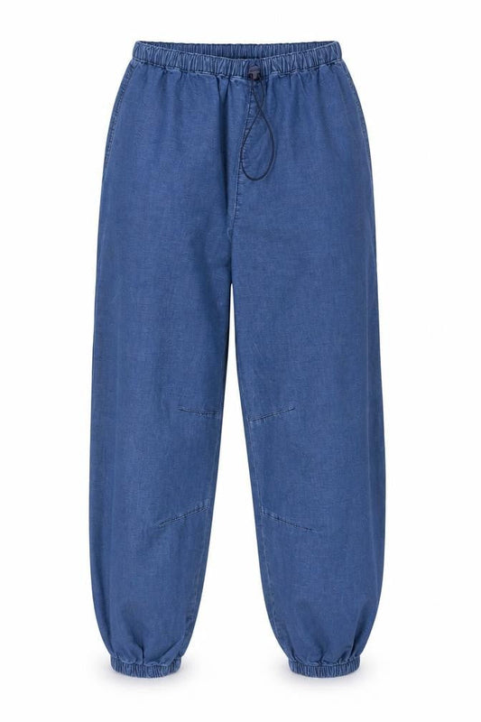 Front view of Denim & Co. women’s blue cotton tapered jeans, size XS, 27-inch leg regular drawstring