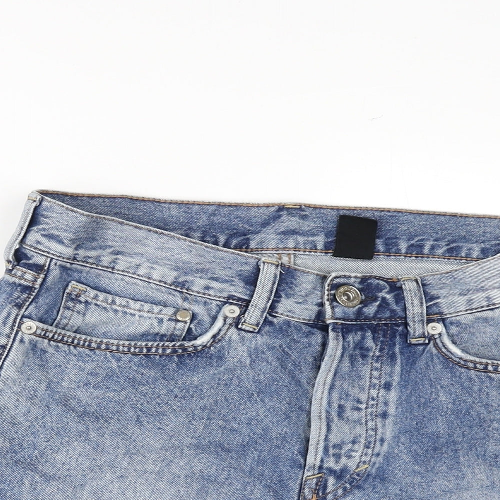Close-up detail of &Denim women’s blue 100% cotton basic shorts, size UK 30, in regular zip
