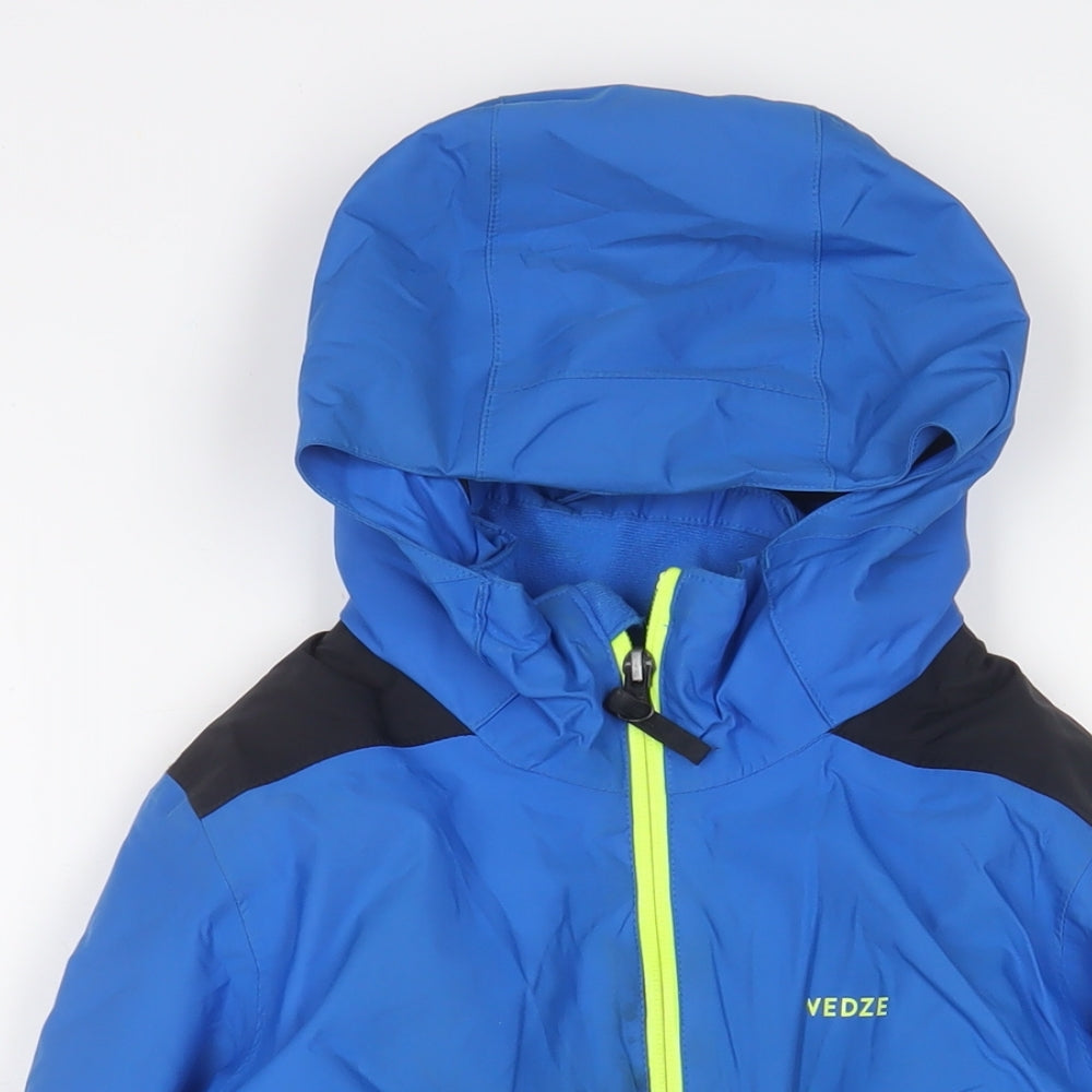 Close-up detail of Wedze boys’ blue basic coat coat, size 6, years zip - zip pockets