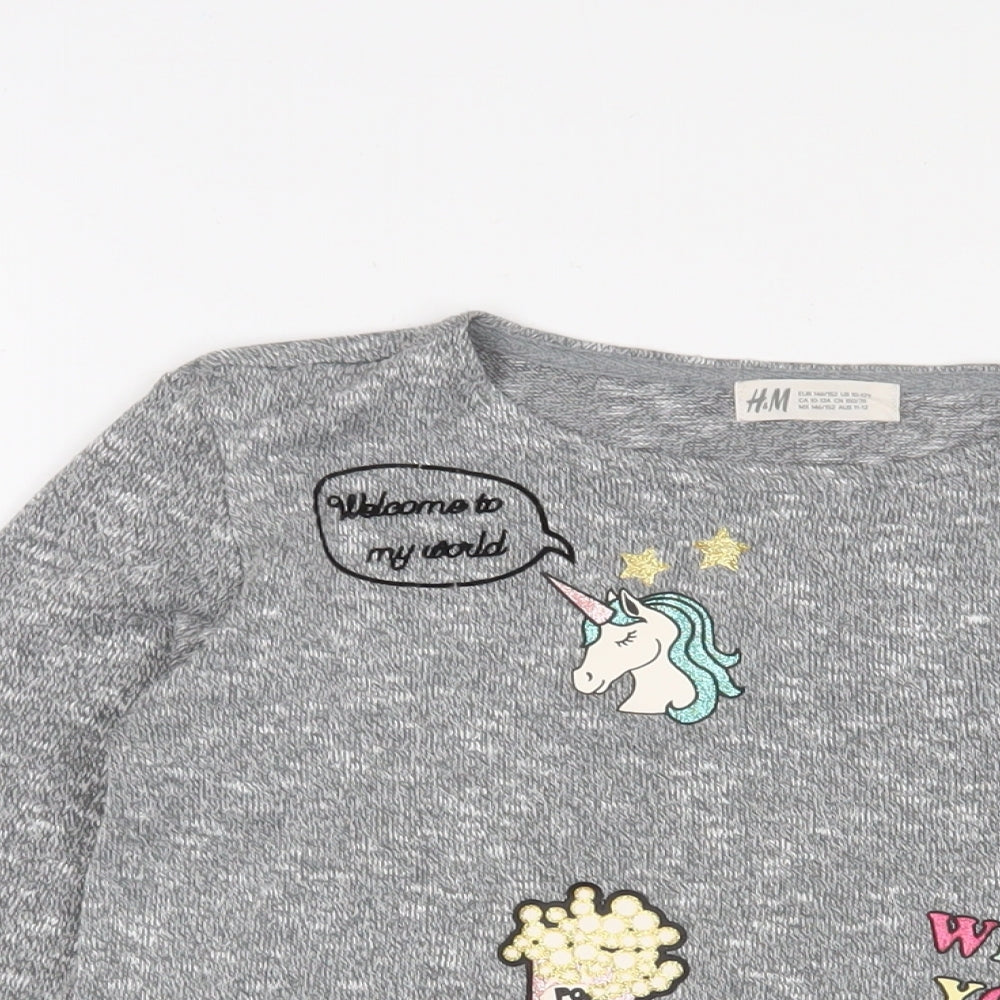 Close-up detail of H&M girls’ grey polyester basic t-shirt, size 10-11, years collared pullover