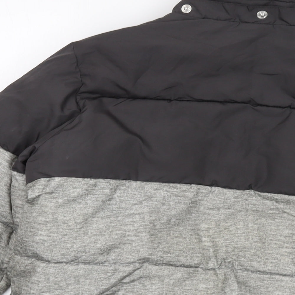 Brand and care label for Gap boys’ grey jacket, size 8-9, years zip