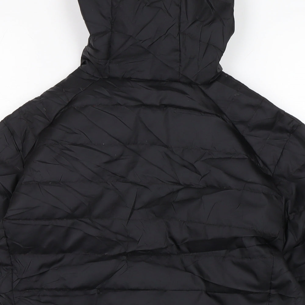 Brand and care label for UNSUNGHERO boys’ black quilted jacket, size M, zip