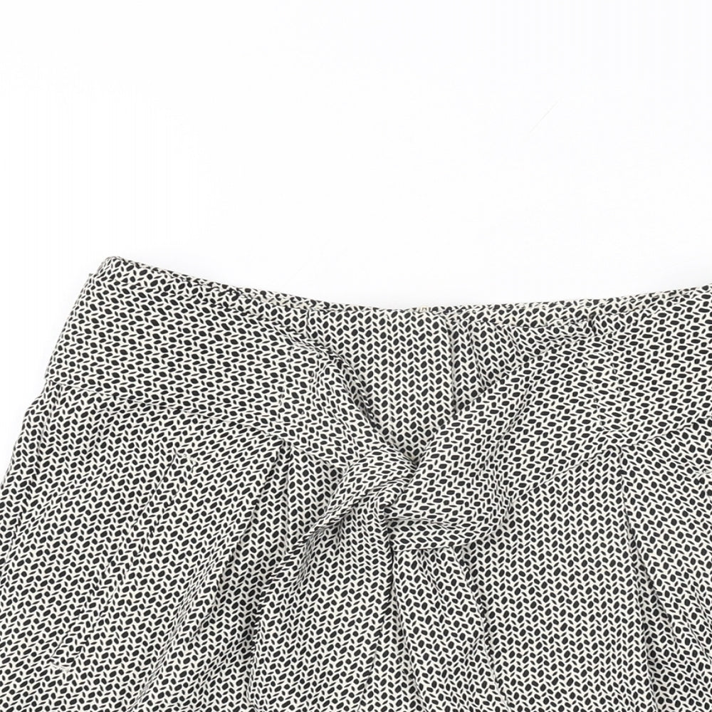 H&M Womens White Geometric Polyester Paperbag Shorts Size 6 L4 in Regular Zip - Belted