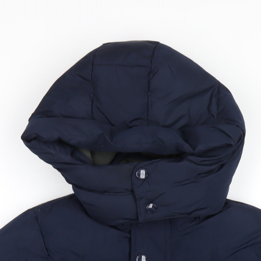 Close-up detail of Gap boys’ blue puffer jacket coat, size S, zip