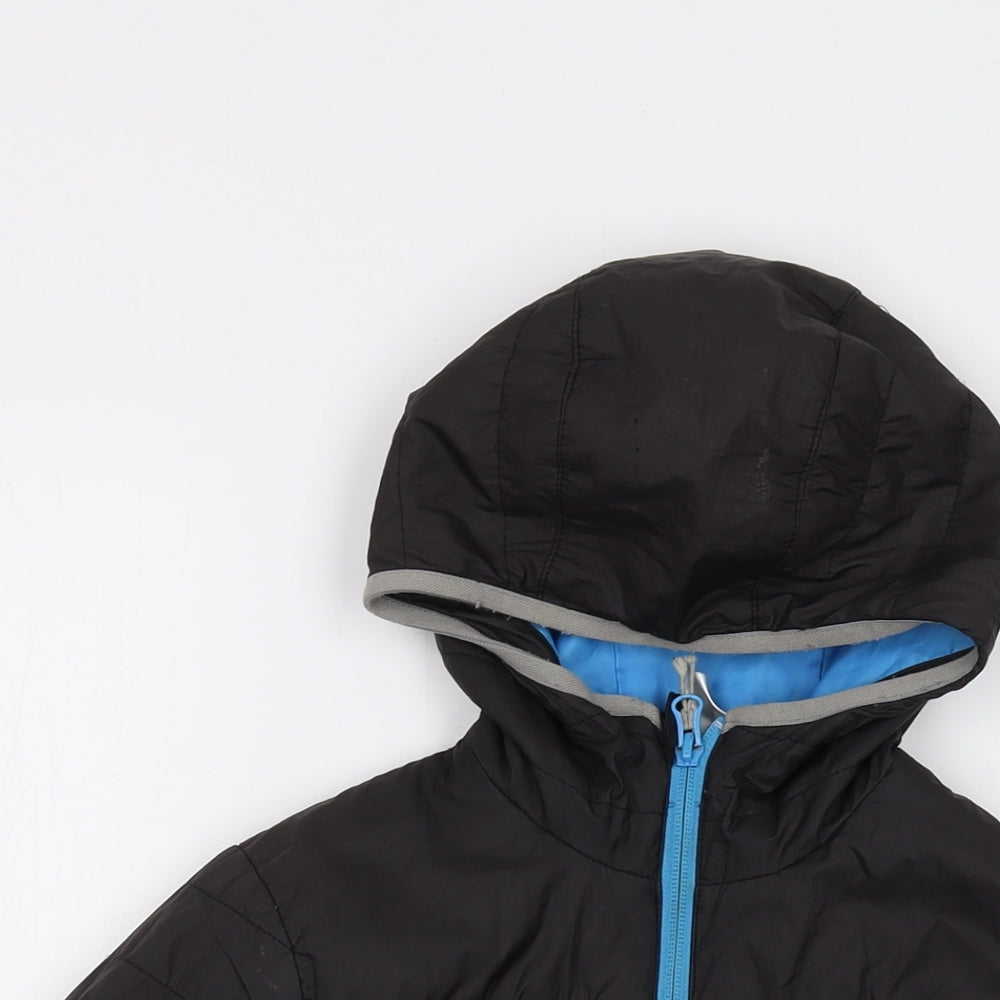 Close-up detail of Quechua boys’ black puffer jacket jacket, size 10, years zip