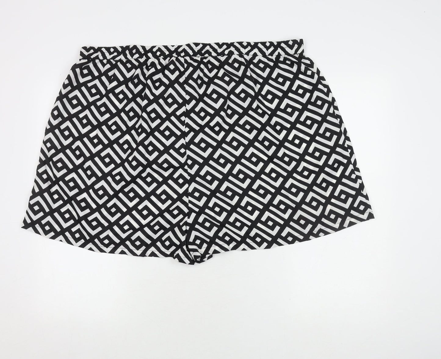 Boohoo Women's Plus Black Geometric Shorts Size 24