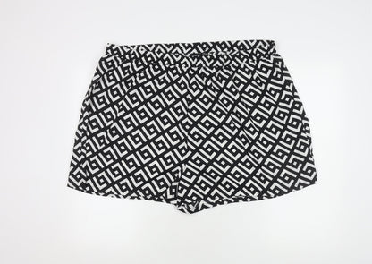 Boohoo Women's Plus Black Geometric Shorts Size 24