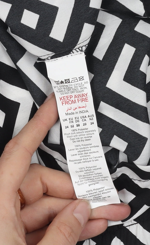 Boohoo Women's Plus Black Geometric Shorts Size 24