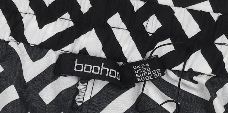 Boohoo Women's Plus Black Geometric Shorts Size 24