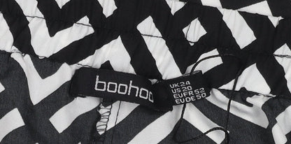 Boohoo Women's Plus Black Geometric Shorts Size 24