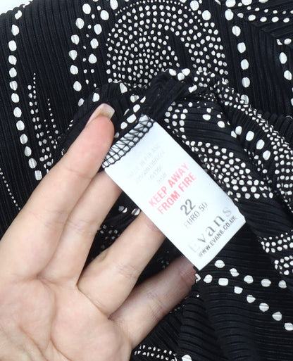 Evans Women's Black Geometric V-Neck Plus Top