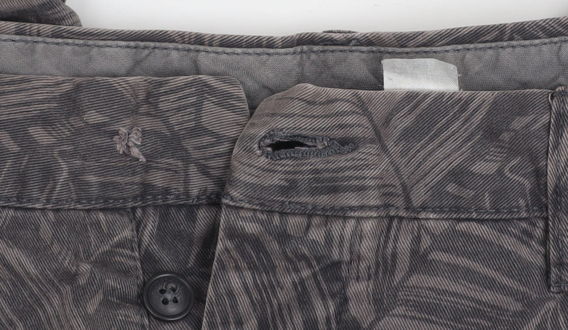 H&M Divided Men's Grey Leaf Print Chino Shorts Size 32 Regular Fit