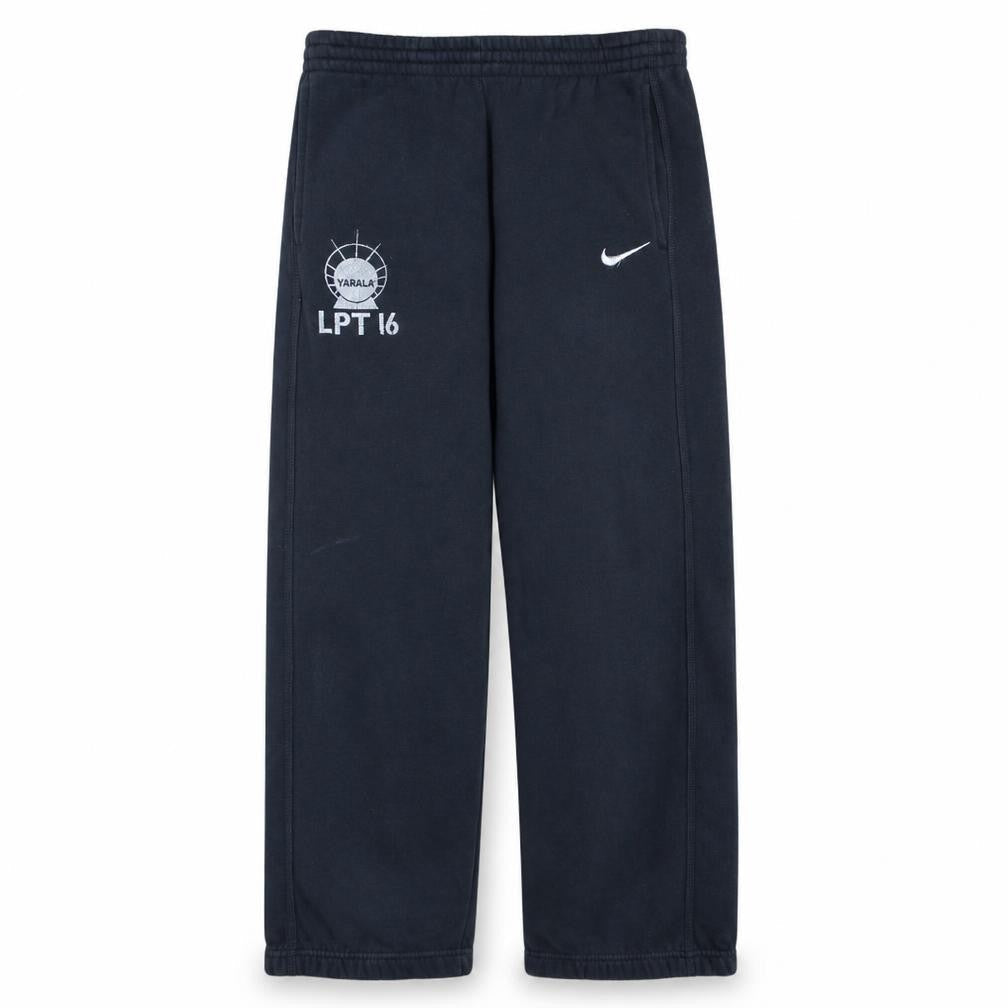 Front view of Nike boys’ black sweatpants 12-13 years l fleece activewear