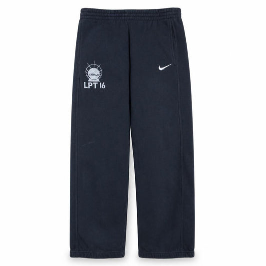Front view of Nike boys’ black sweatpants 12-13 years l fleece activewear