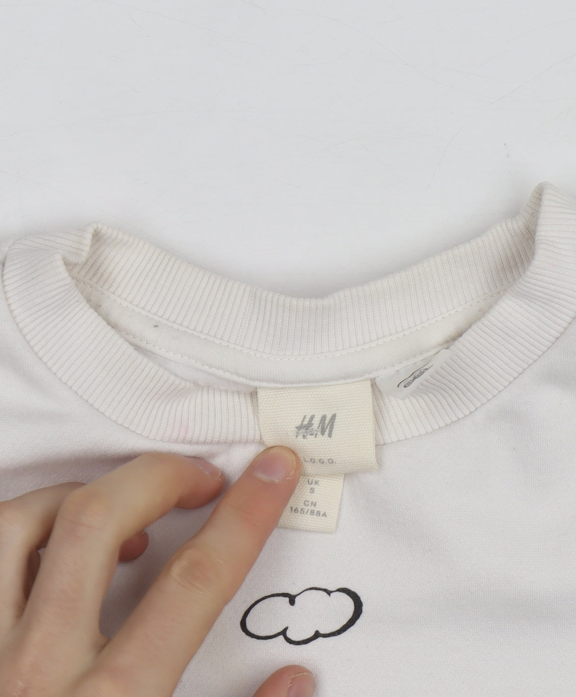 H&M Women’s White Snoopy Ski Crew Neck Sweatshirt Size S
